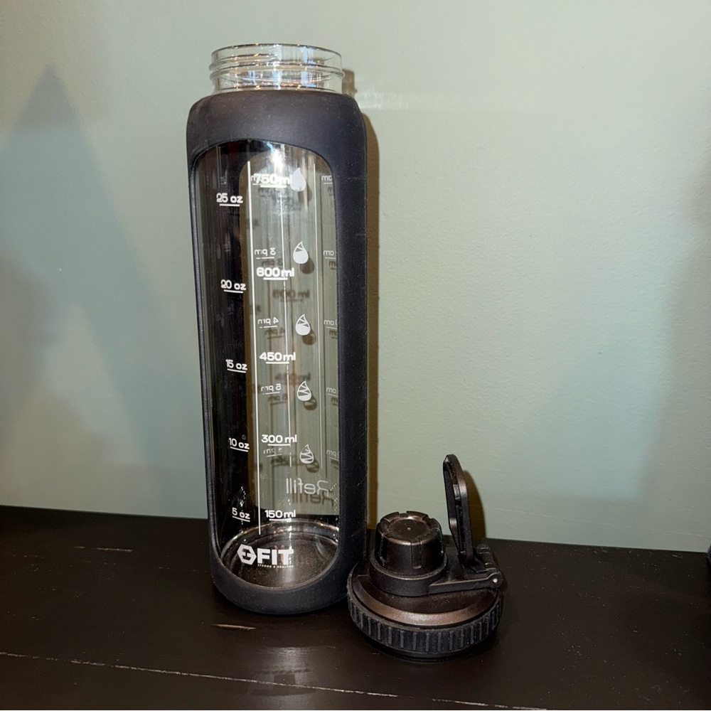 NWOT- FIT -32 oz Glass Water Bottle with 2 Lids, Time Marker, Silicone Sleeve - Picture 15 of 16